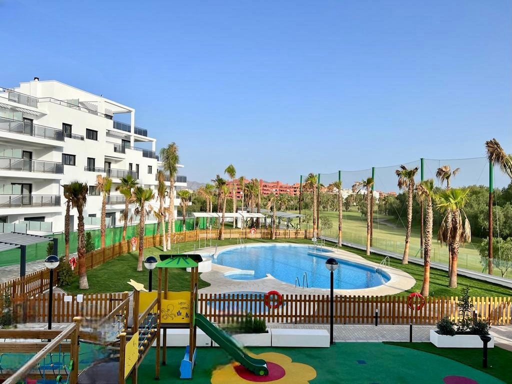 Weelderig appartement met fitnessruimte in Motril Playa