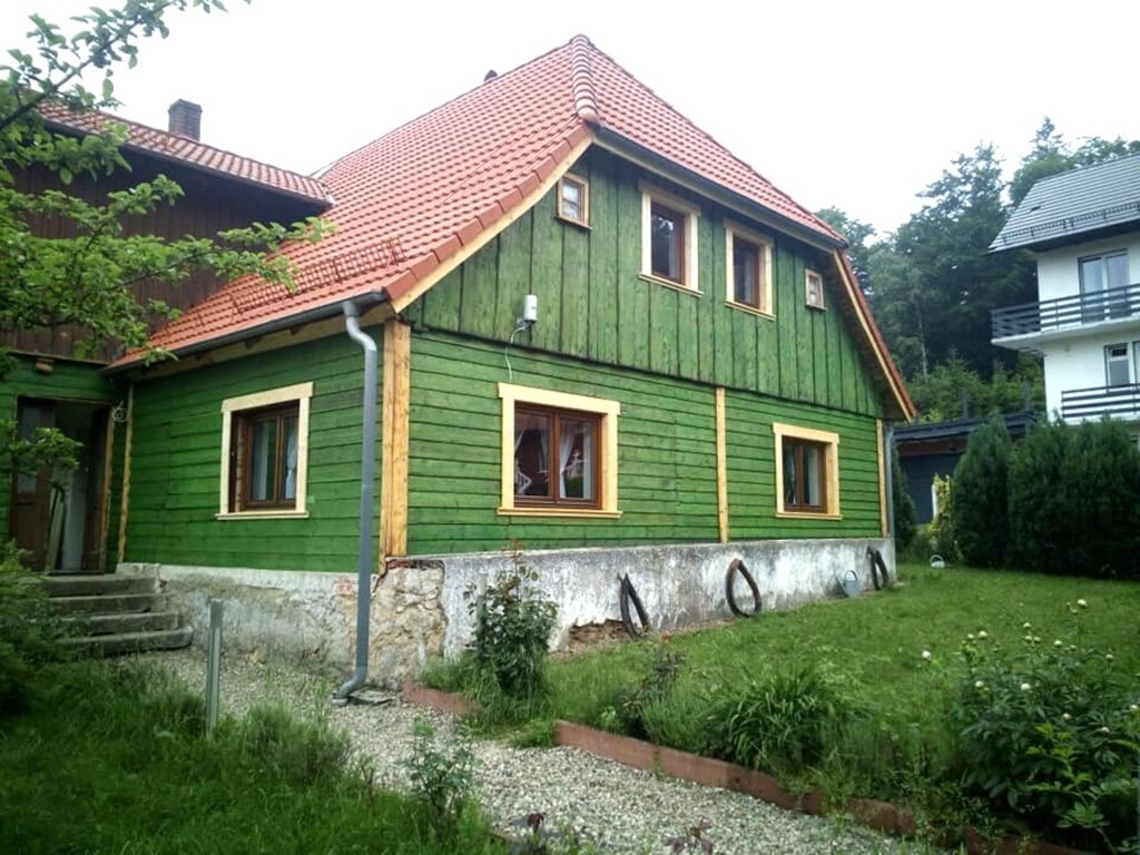 Groen vakantiehuis in Piechowice met een tuin