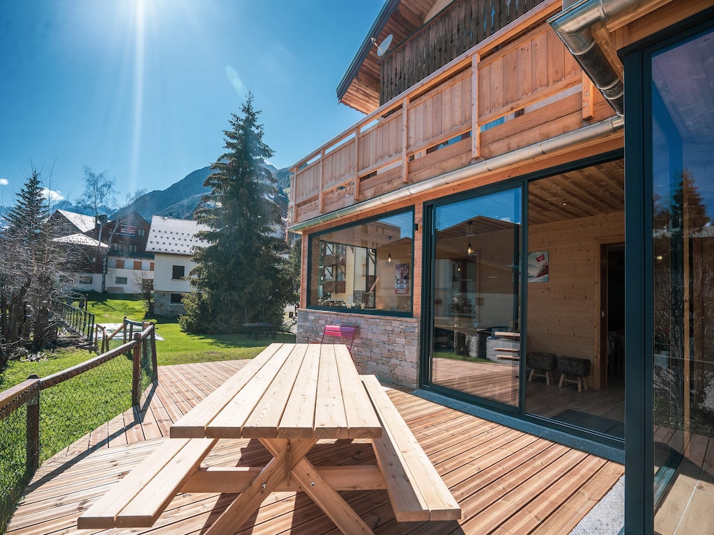 Ruim chalet met bubbelbad op terras