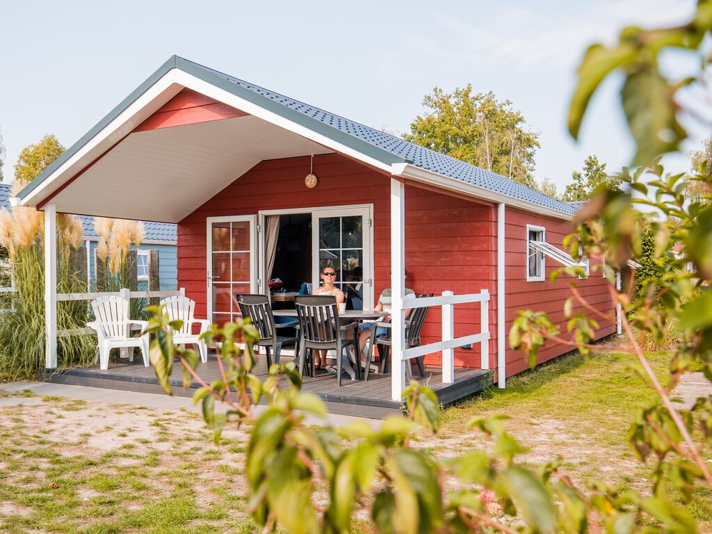 Gemütliches Chalet mit überdachter Terrasse in einem Ferienpark am Leukermeer