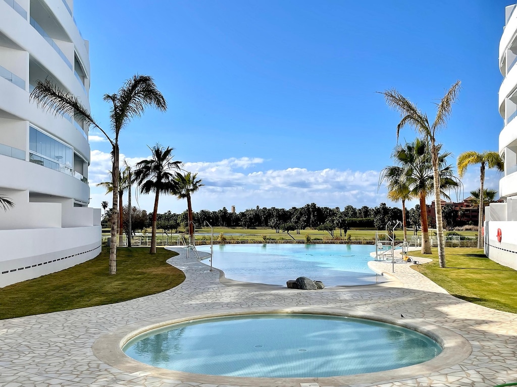 Appartement met zwembad dichtbij Playa Granada