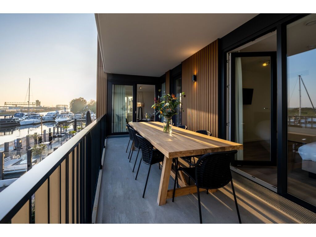 Schöne Wohnung geräumiger Balkon schöner Blick auf den lebhaften Jachthafen