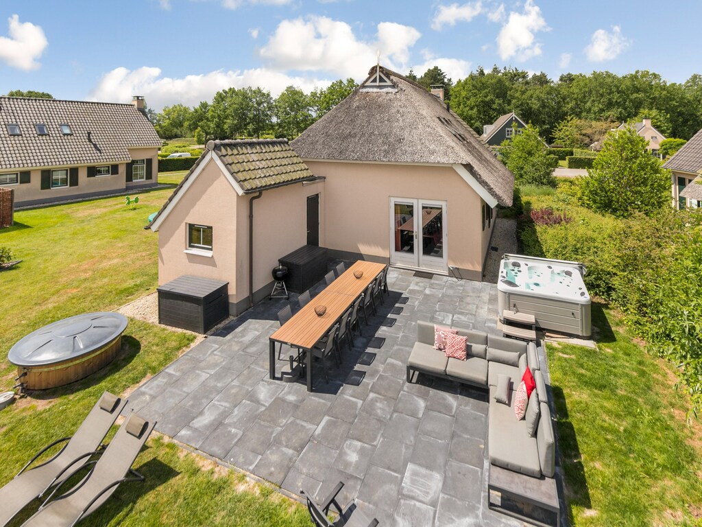 Smaakvolle rietgedekte boerderijwoning met welness