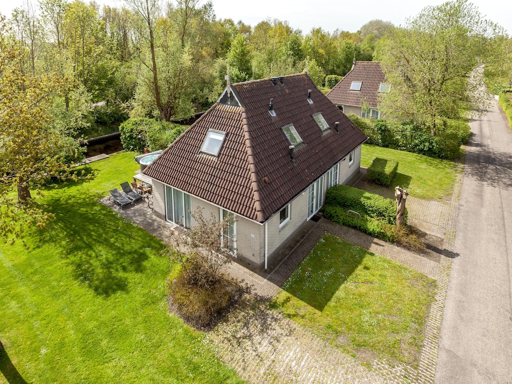 Luxe vakantiewoning met sauna & buitenspa in Earnewâld