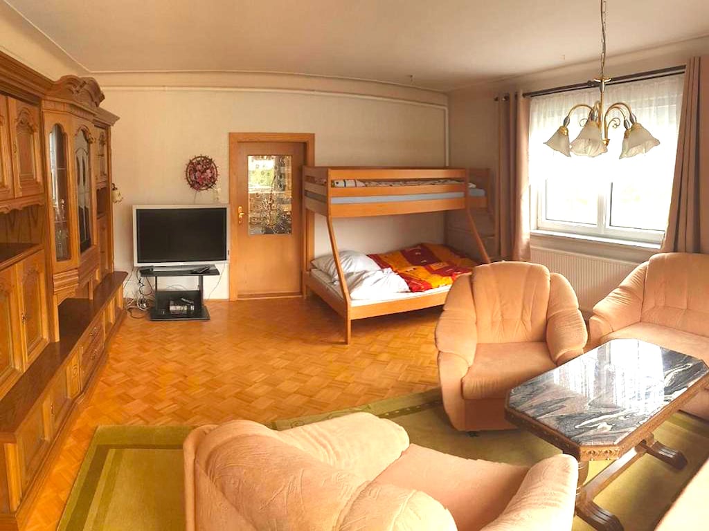 Vakantiehuis in Bärenstein bij groene heuvels
