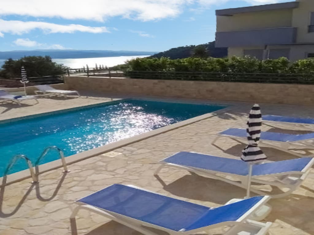 Leuk appartement met zwembad en zeezicht in Makarska