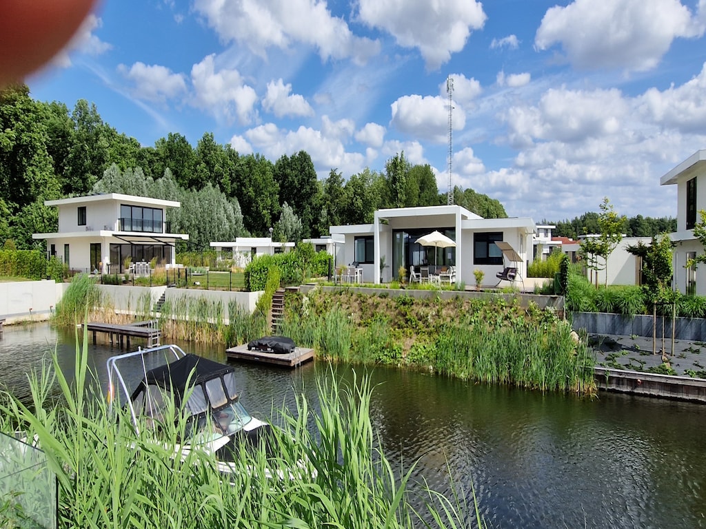 Wasservilla mit Steg und 3 Freizeitbooten