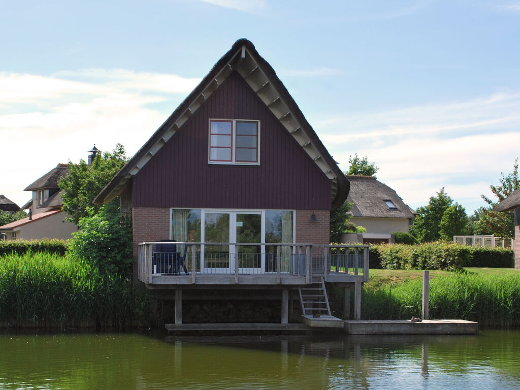 Villa met sauna aan het water in Friesland