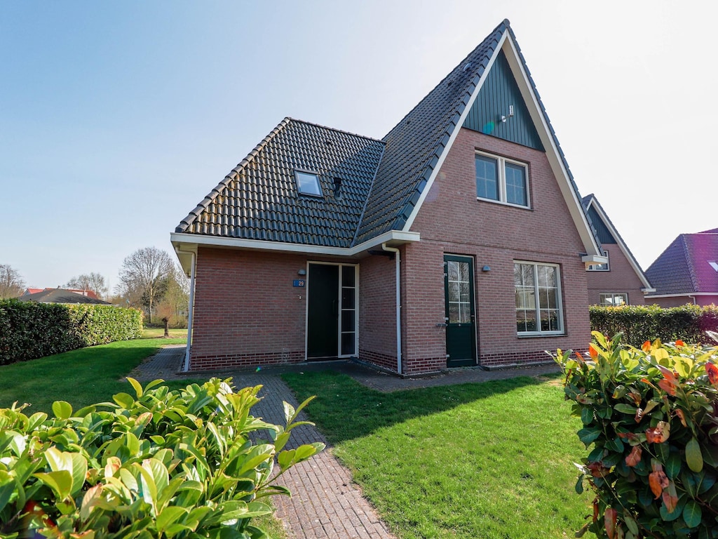 Villa met decoratieve open haard in Friesland