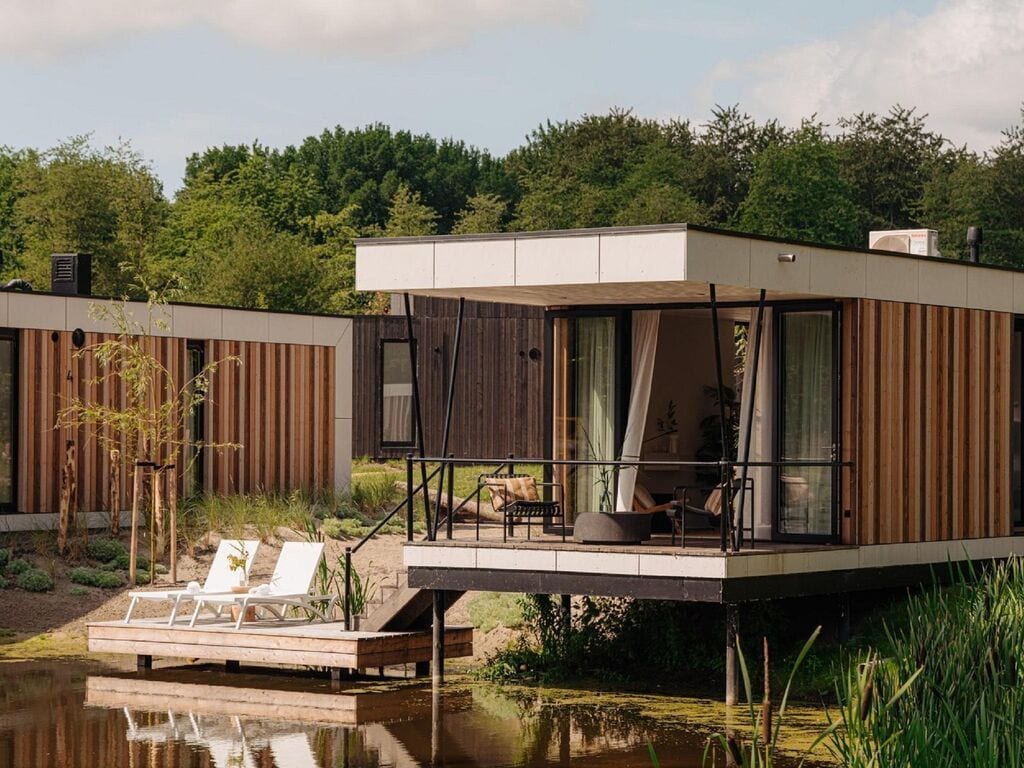 Moderne Lodge am Wasser