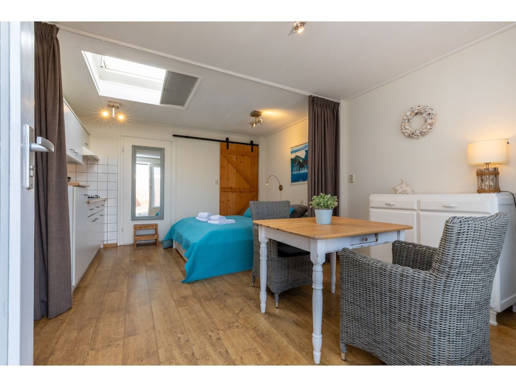 Studio met terras bij strand