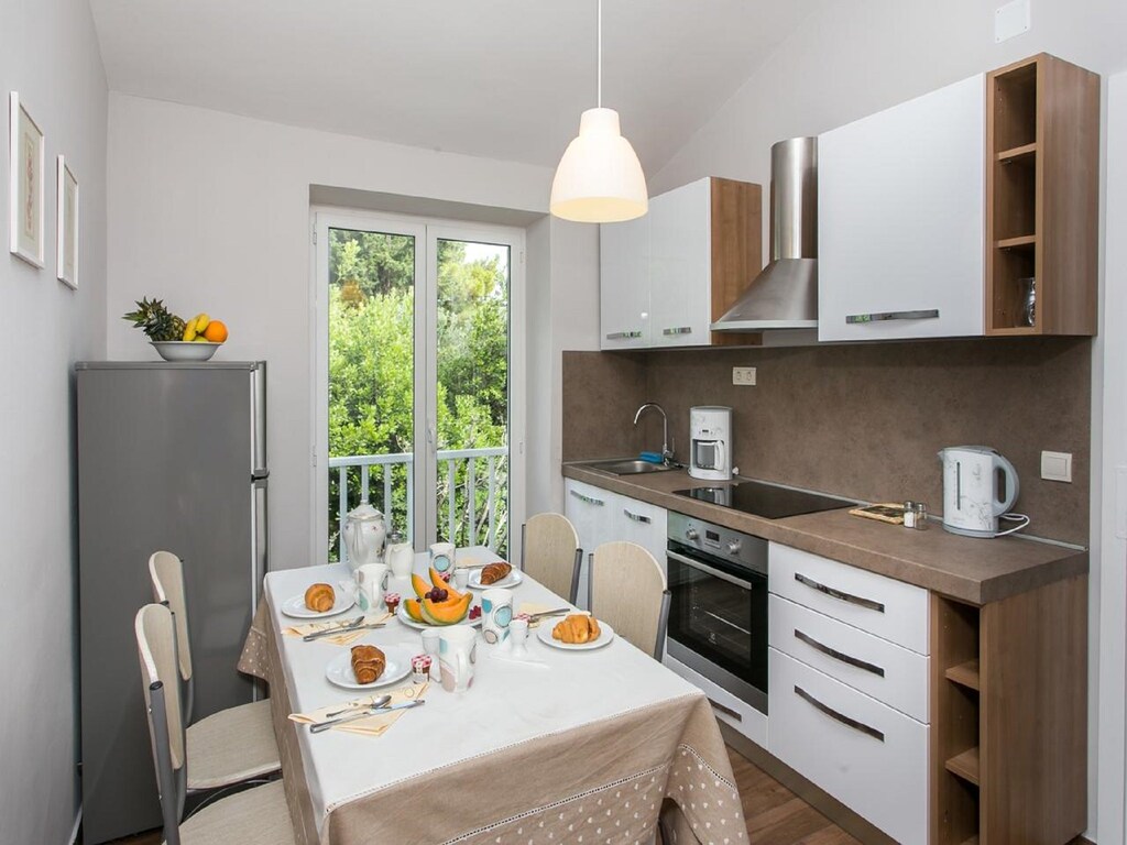 Villa Mirjana - Two Bedroom Apartment with Balcony and Sea View (Sunce)