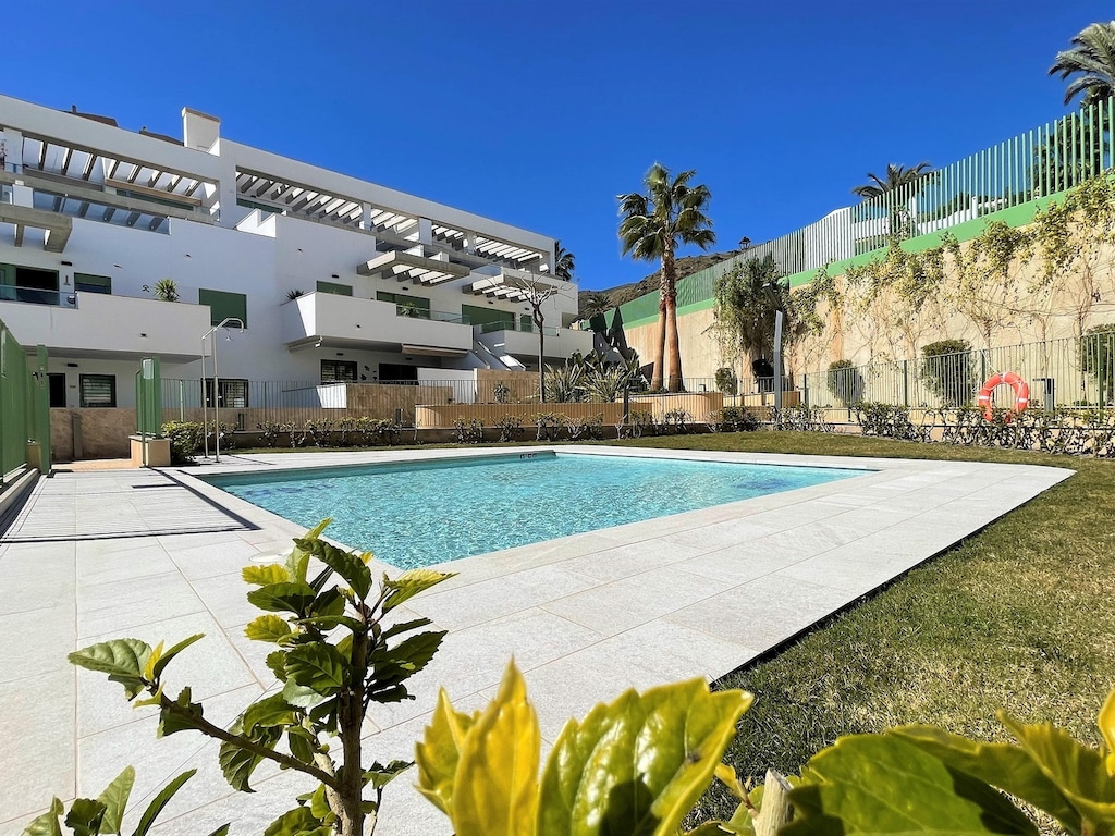 Appartement met terras en zwembad aan het strand