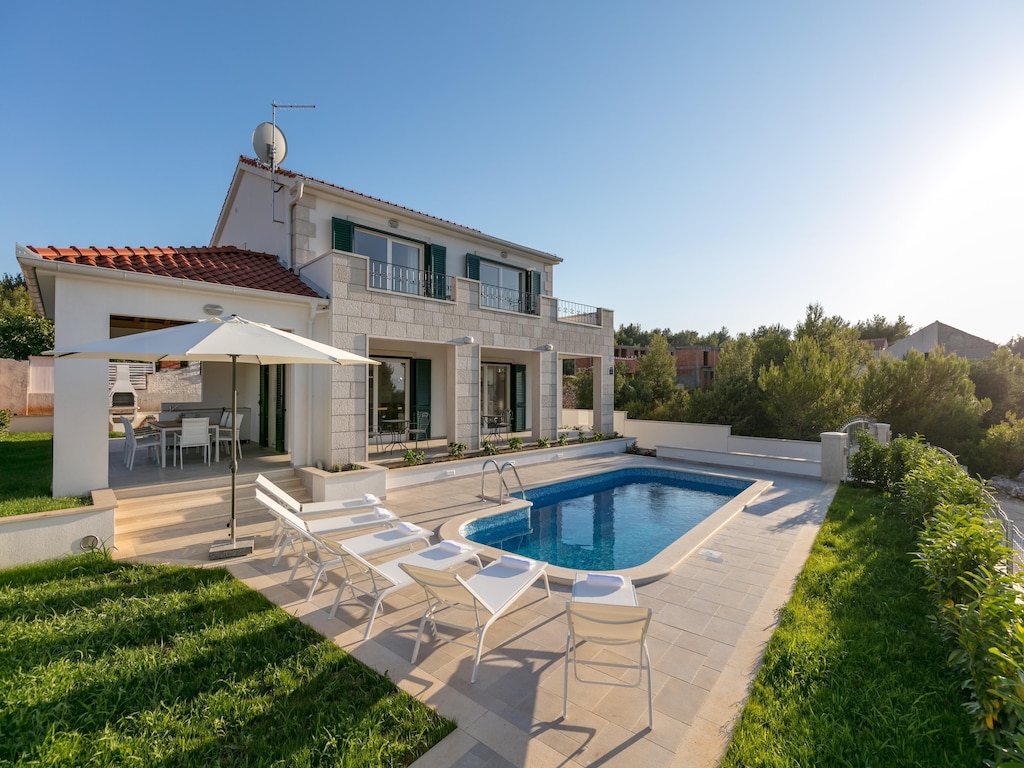 Villa op Brac Eiland bij Strand & Zwembad