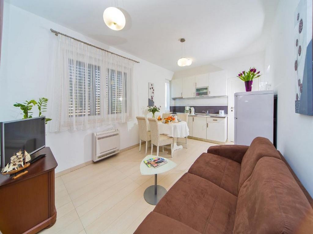 4B Apartments - Two Bedroom Apartment with Balcony