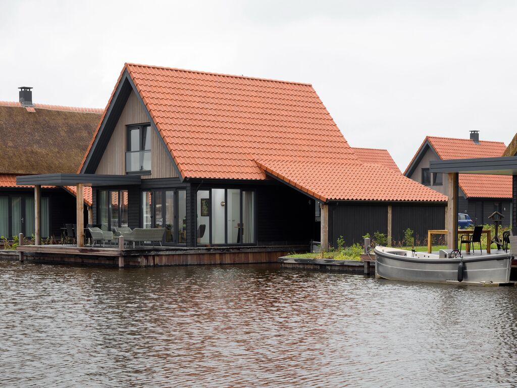 Wasservilla mit zwei Bäder in einem Ferienpark in der Nähe der friesischen Seen