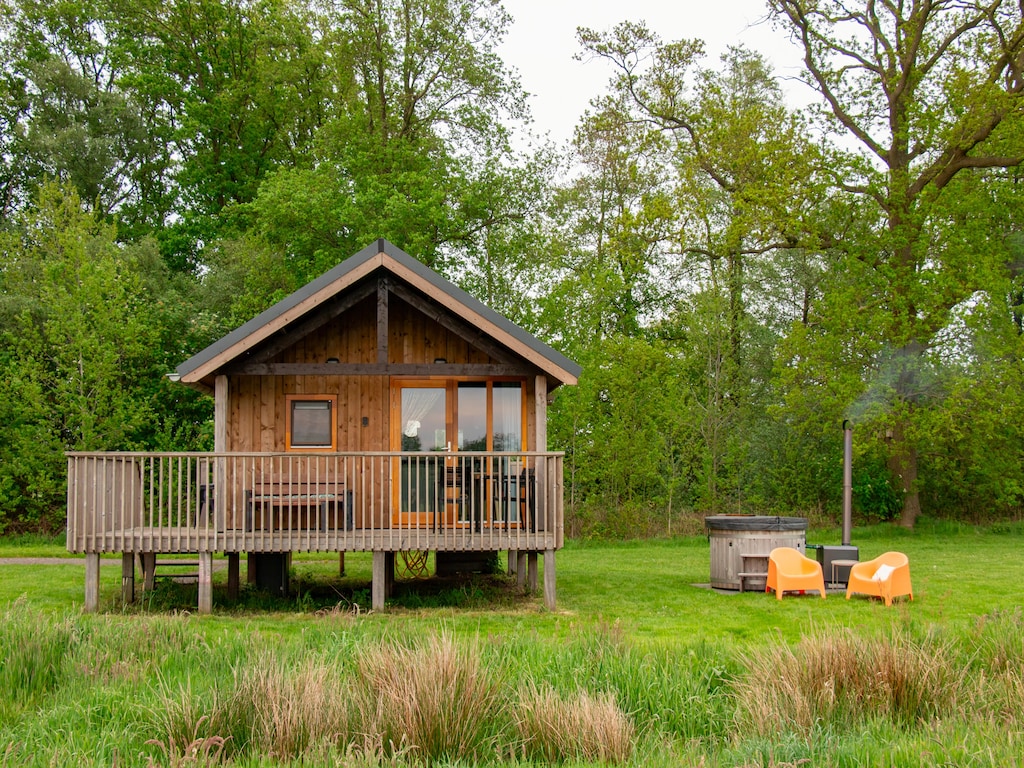 Gezellige lodge met bubbelbad in Drenthe