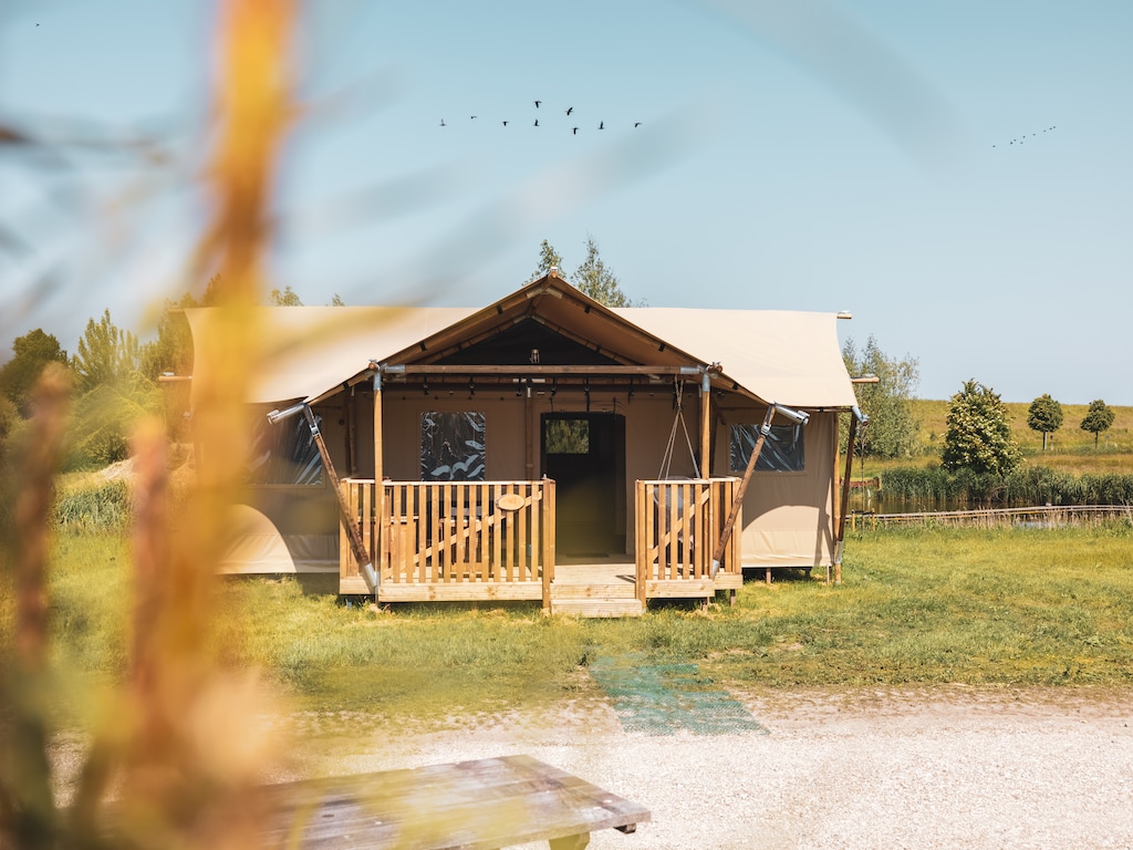 Glamping tent op aan het IJsselmeer