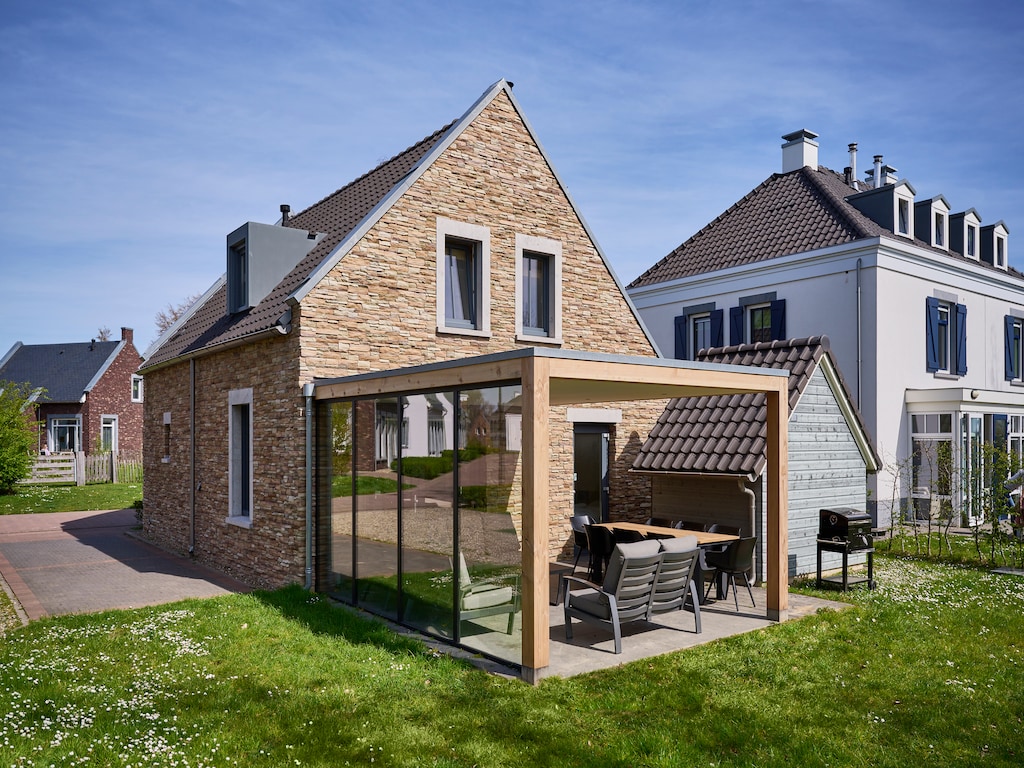 Mooie villa met veranda bij vakantiepark