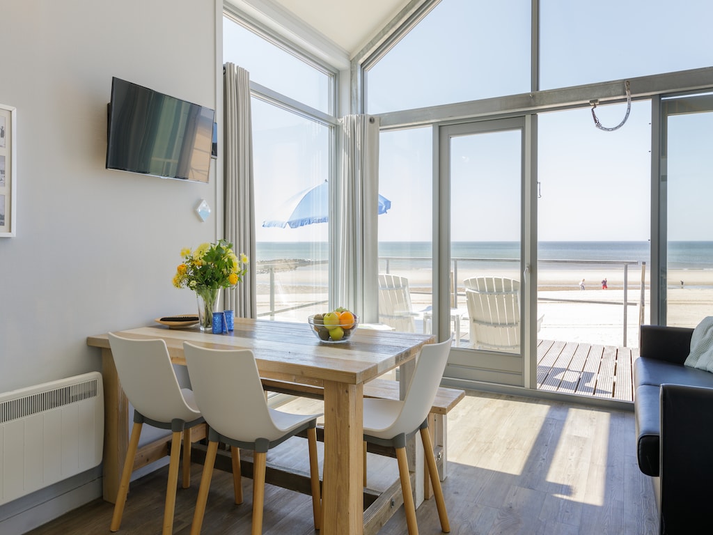 Strandhuis in Julianadorp met Zeezicht