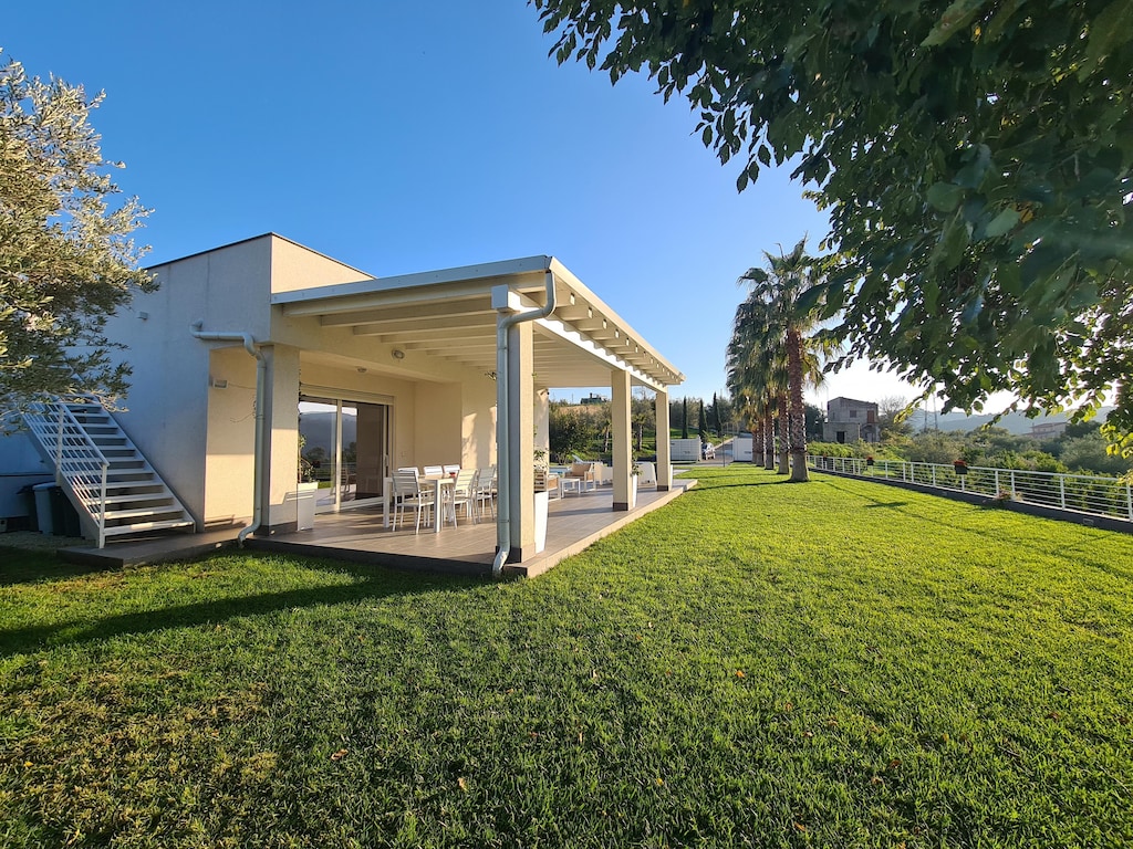 Vakantiehuis in Leonforte met Privézwembad