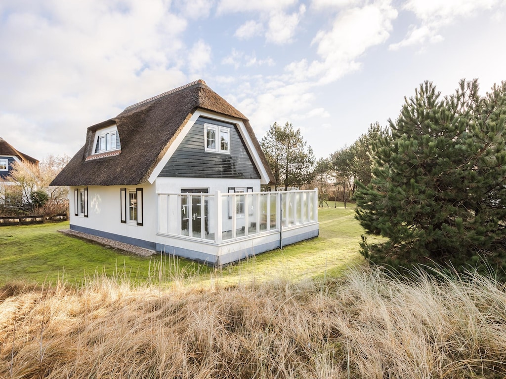 Reetgedeckte Villa in Strandnähe