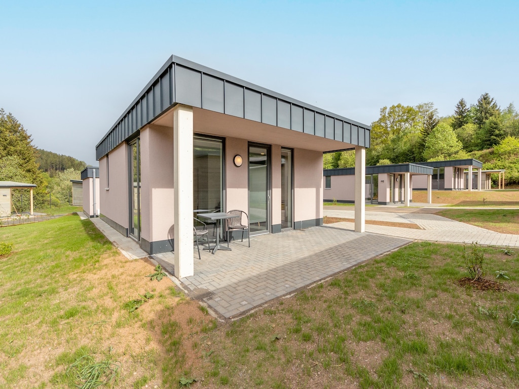 Leuke bungalow in Hallschlag met een terras