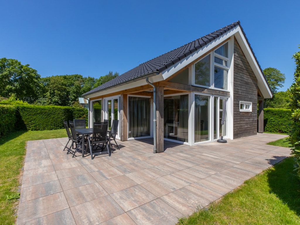 Vrijstaande vakantiewoning in een bosrijke omgeving vlakbij het strand