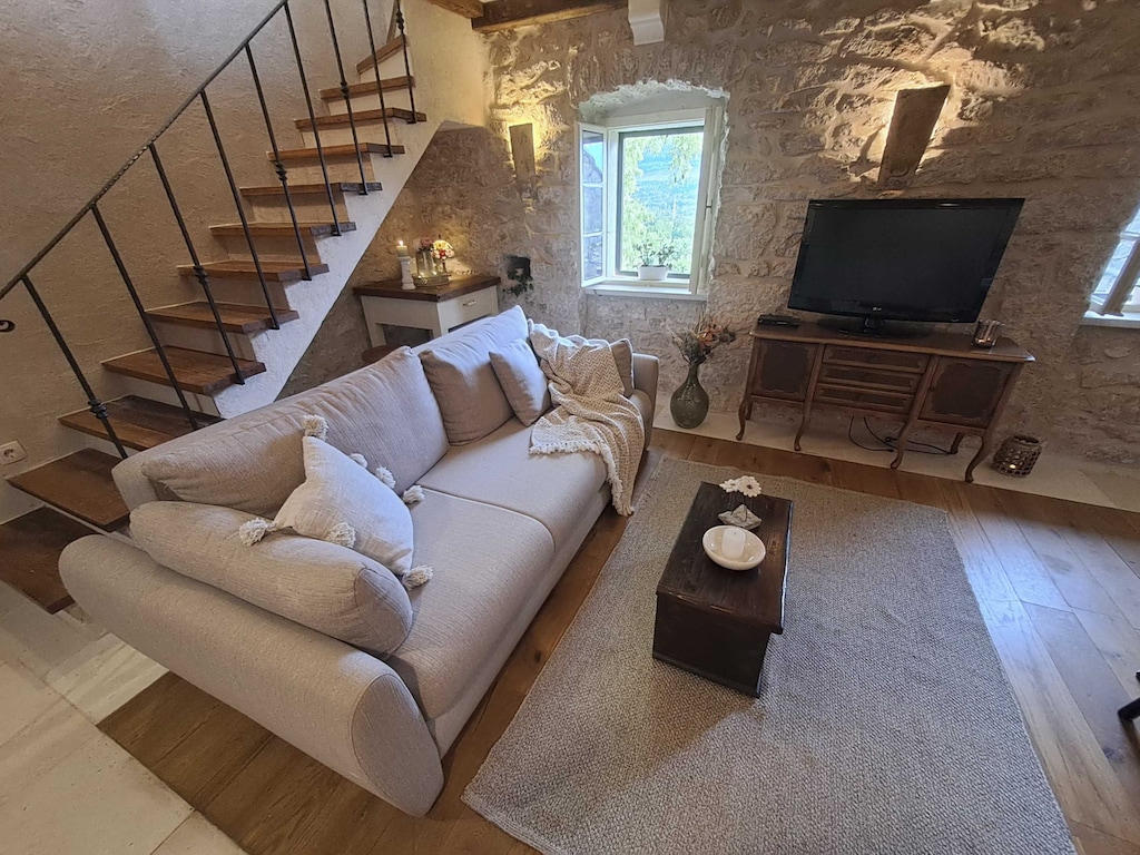 Stone House Lola - Two Bedroom Holiday Home