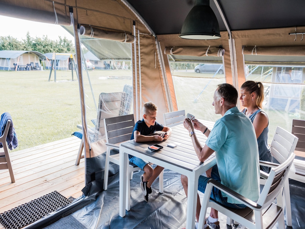 Tentlodge op kleinschalige camping aan een meer