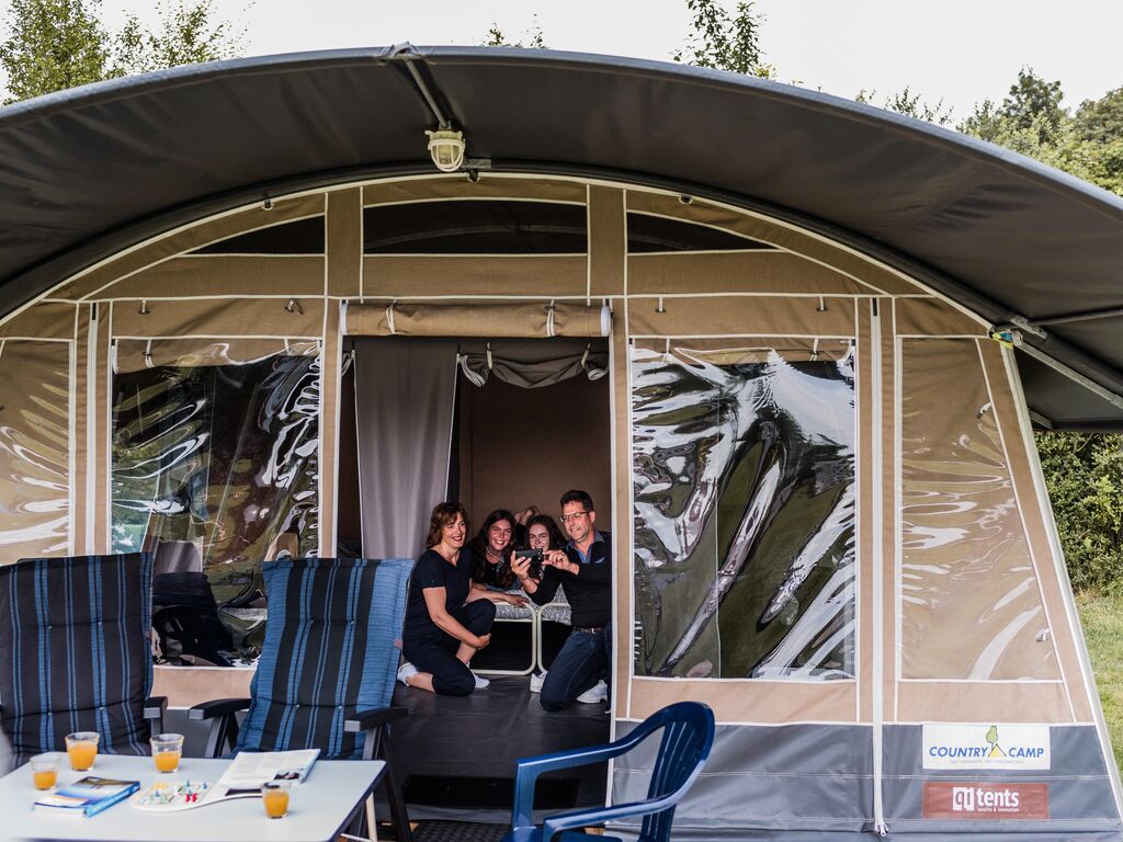 Schöne Zelthütte auf einem Campingplatz