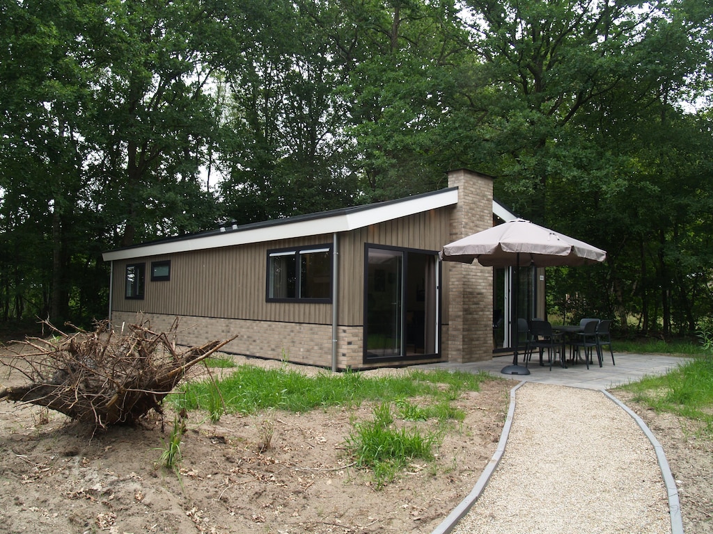 Modern chalet met afwasmachine, van Hoogeveen