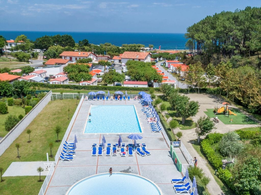 Vakantiepark Domaine Iratzia beschikt over een buitenzwembad met ligweide en aangelegd strand en is prachtig gelegen op 2,5 km. van het centrum van Saint Jean de Luz en slechts 400 m. van het strand