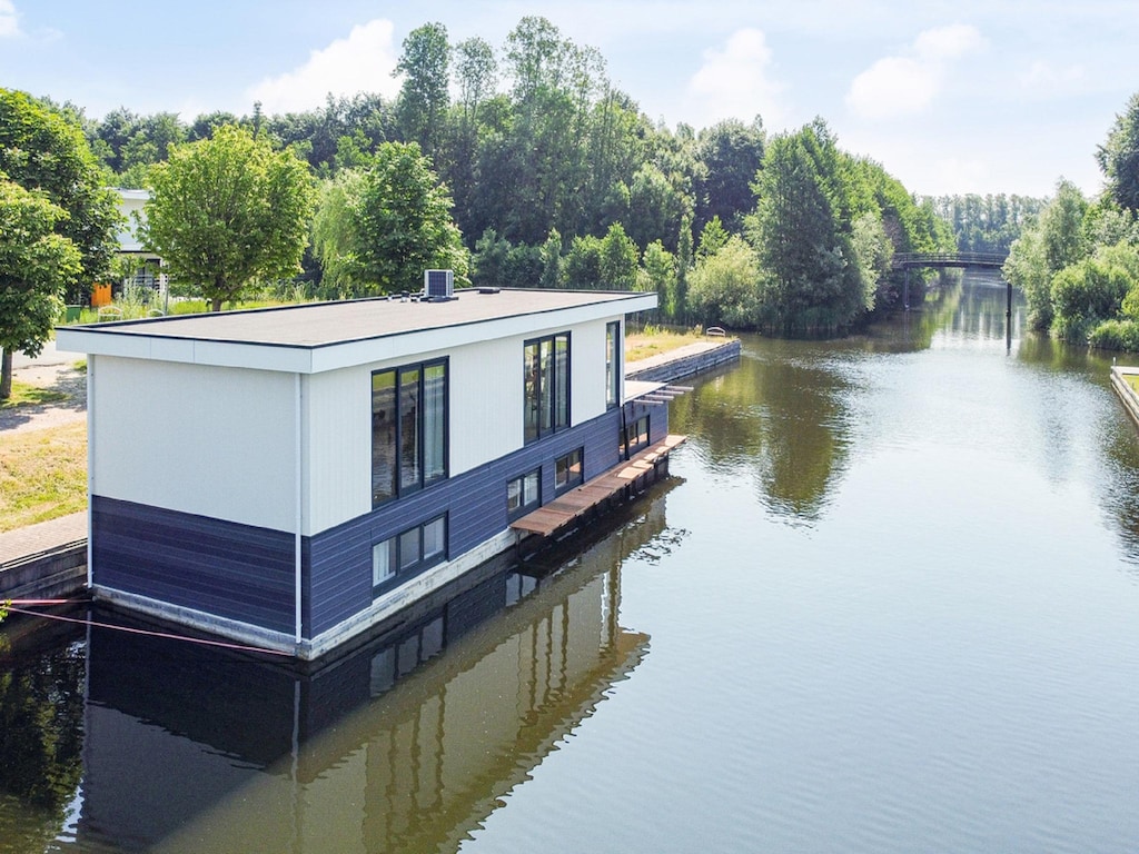 Hausboot mit privater überdachter Terrasse