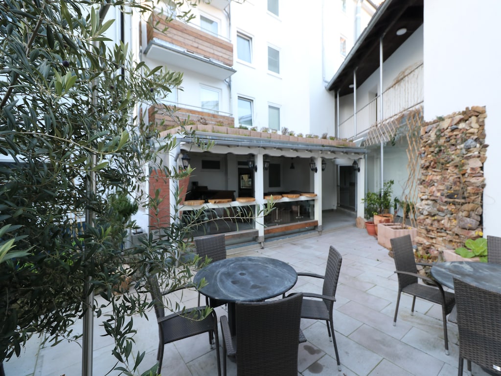 Appartement in Essen met terras en balkon