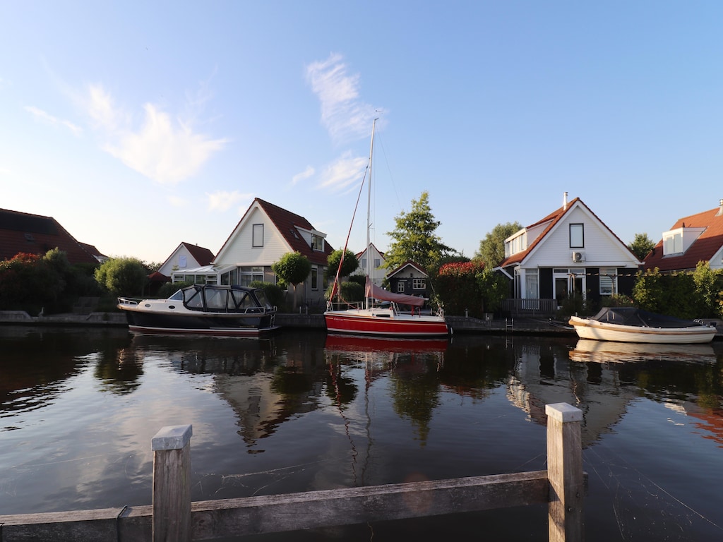 Fijn vakantiehuis aan het water in Grou