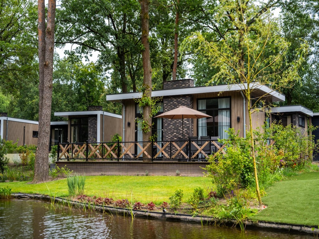 Modern vakantiehuis met decoratieve open haard