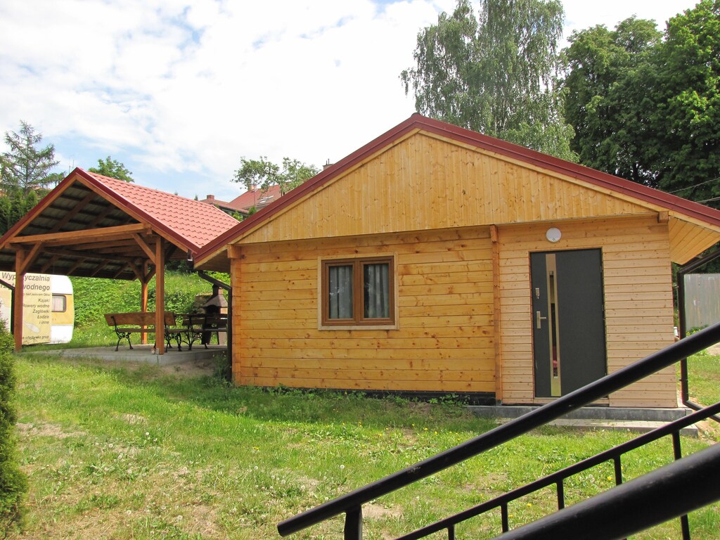 Ferienhaus aus Holz in der Nähe des Sees