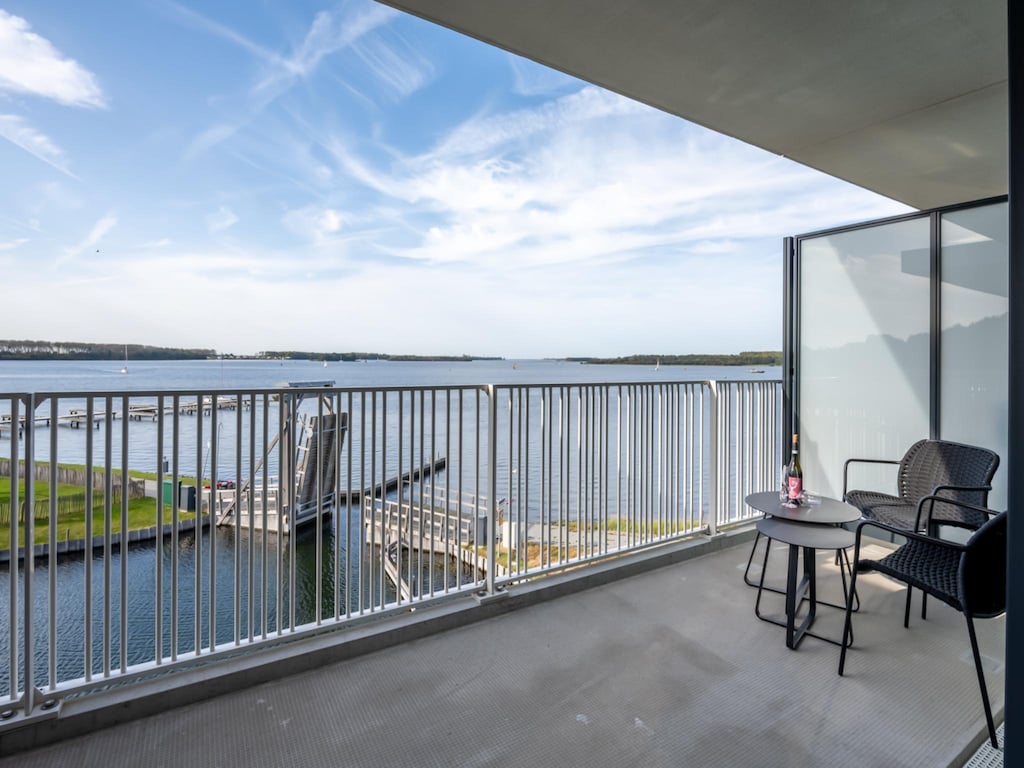 Ruim modern appartement met uitzicht op water