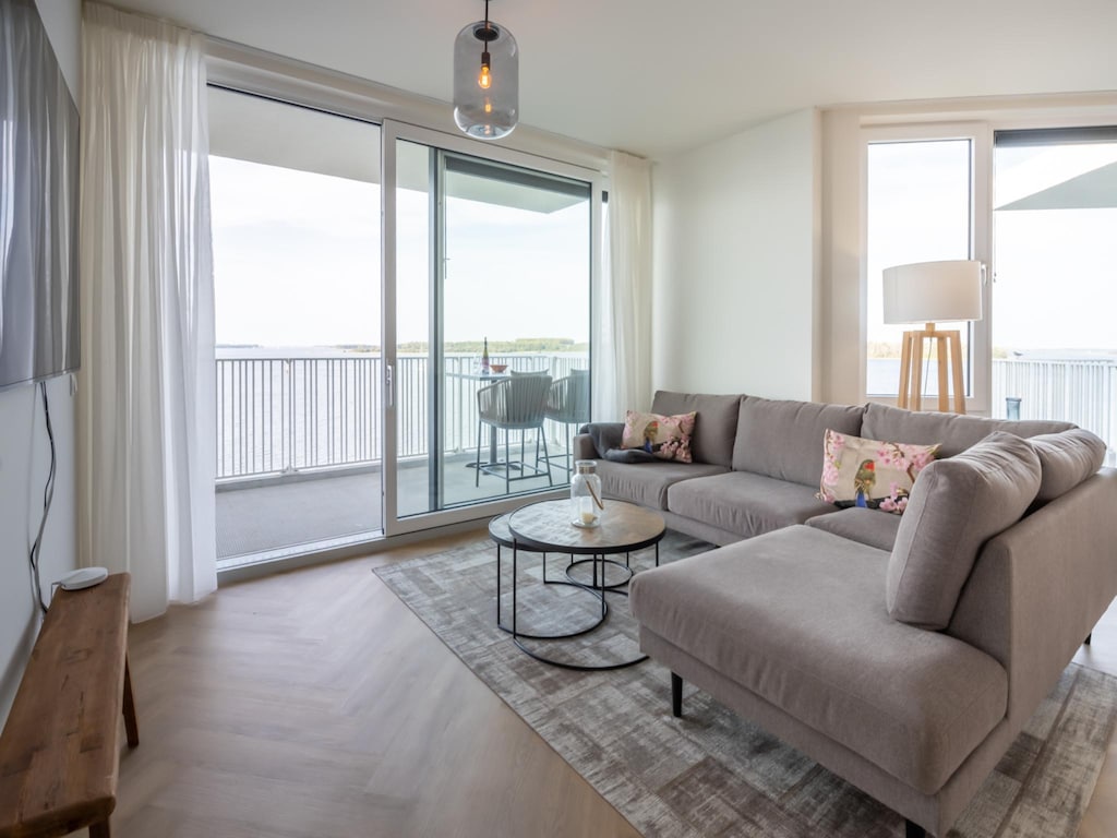 Ruim modern appartement met uitzicht op water