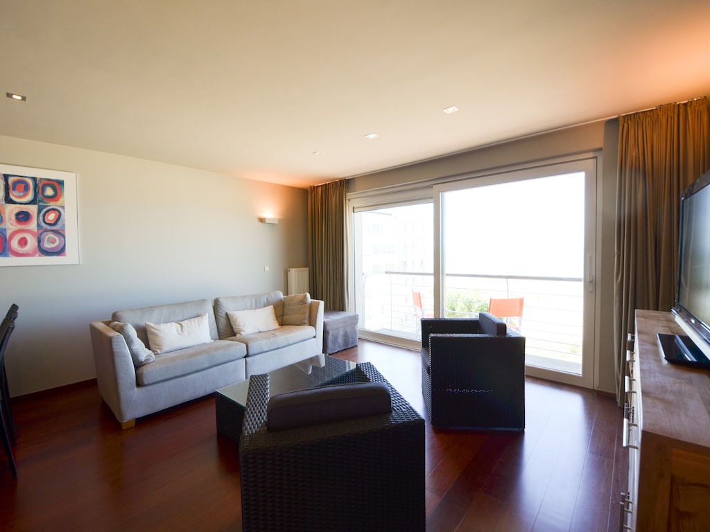 Stijlvol appartement met balkon, uitzicht op zee