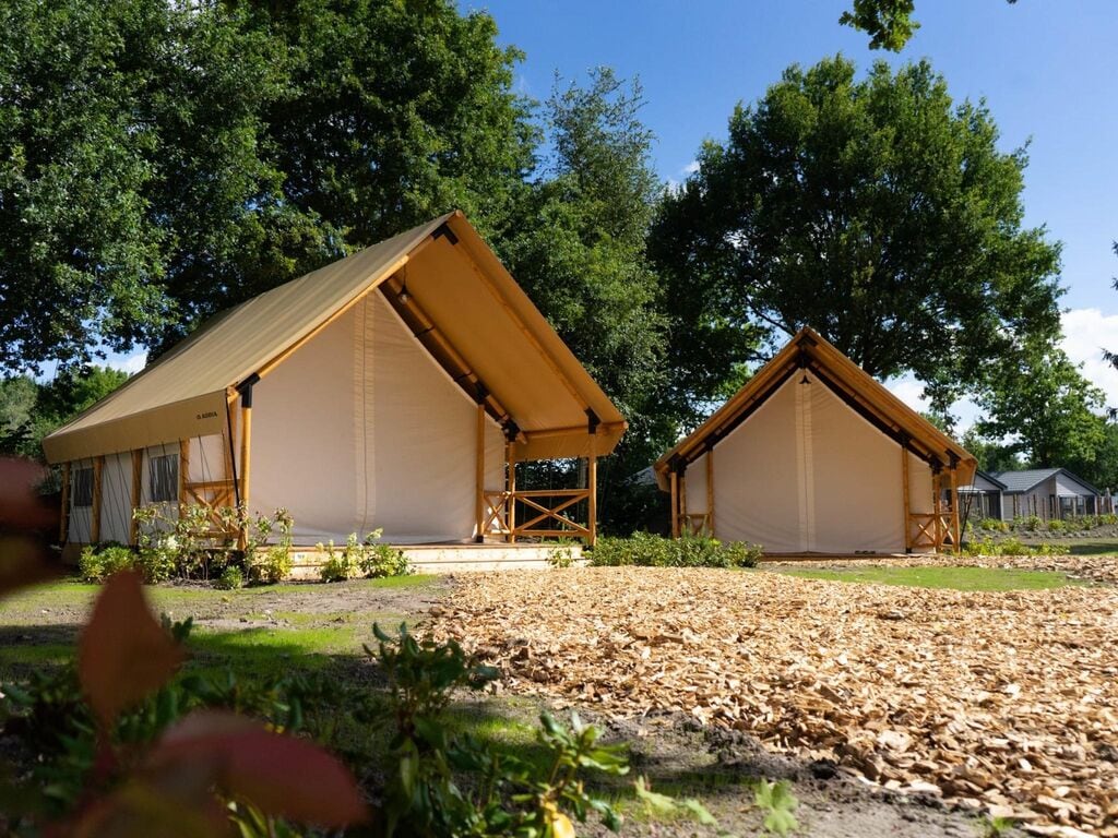 Zelthütte mit Bad und Airco in der Nähe eines Sees