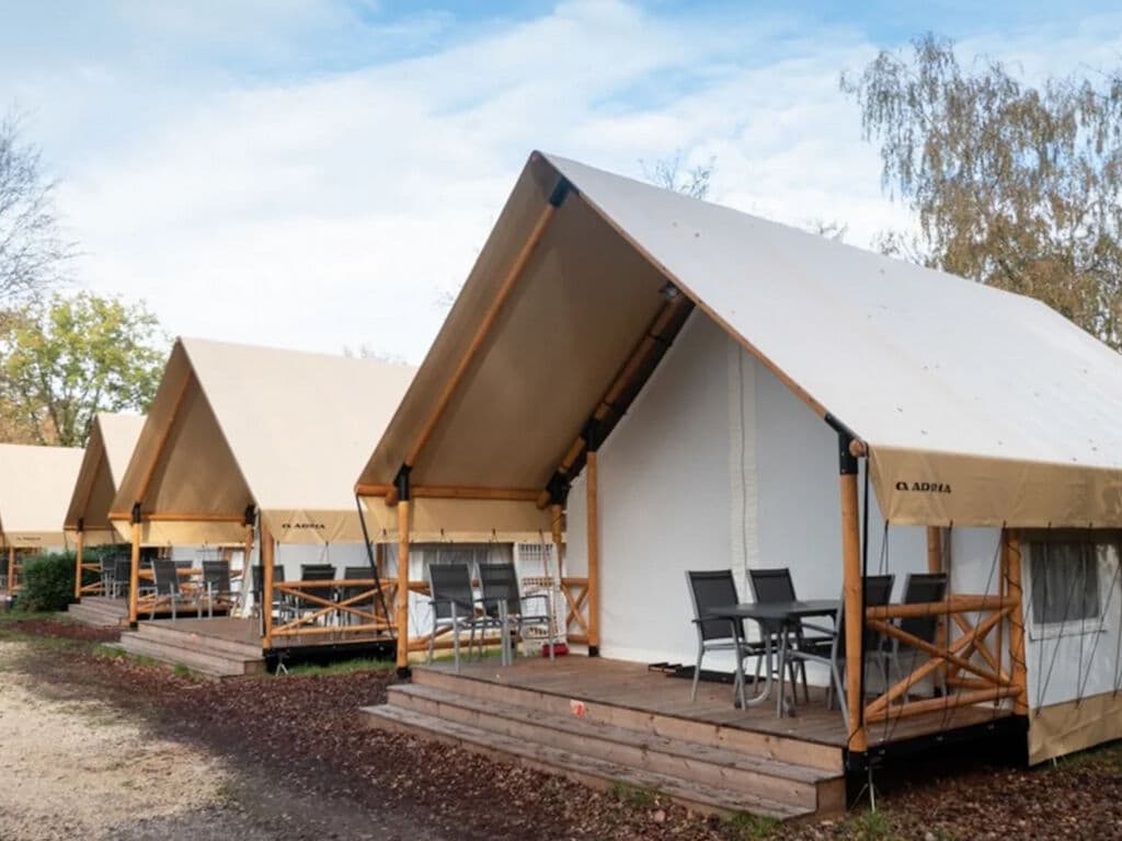 Tent lodge with airco and bathroom, near a lake