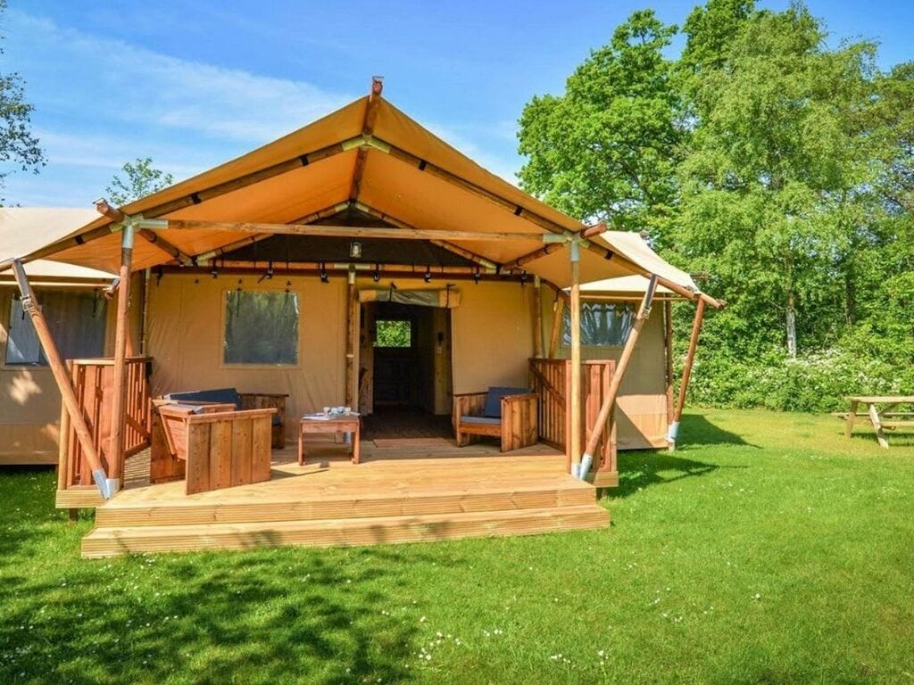 Leuke tentlodge met badkamer, bij een meer