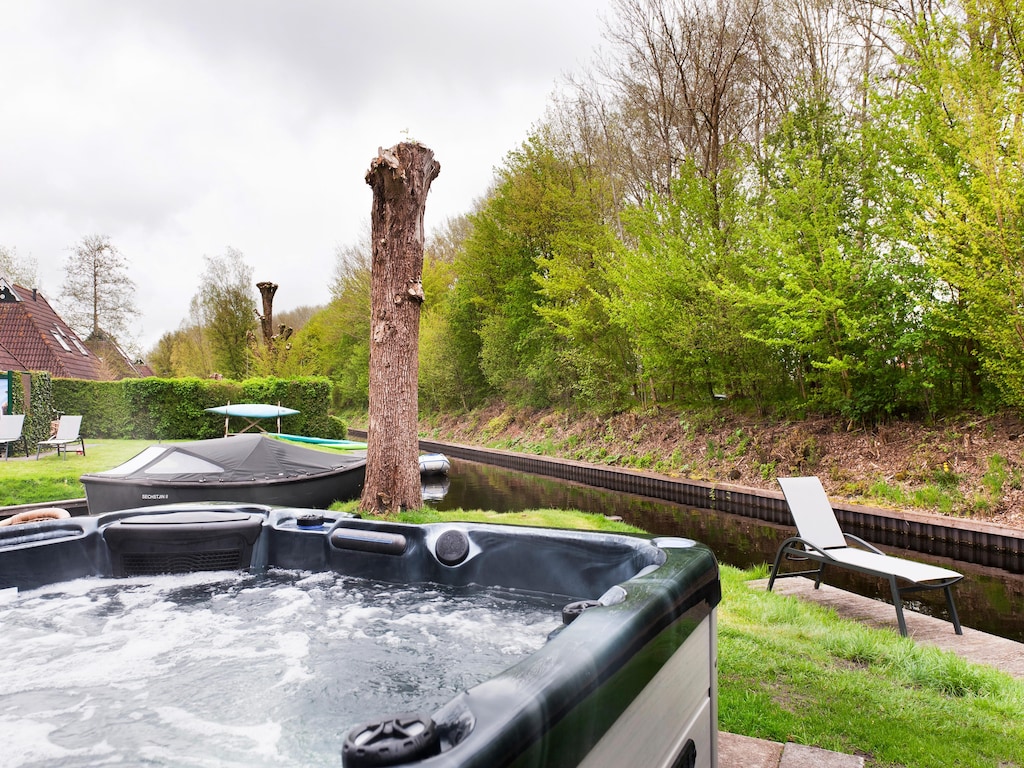 Bungalow in Friesland met Spa en Sloep