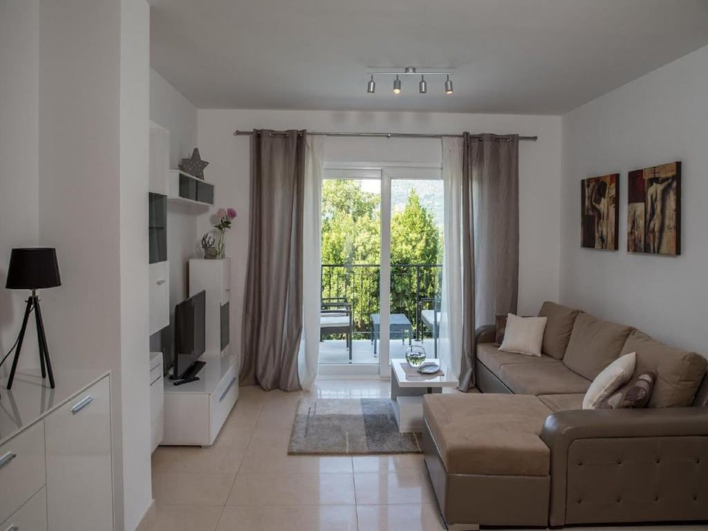 Villa Anita - Five Bedroom Villa with Swimming pool