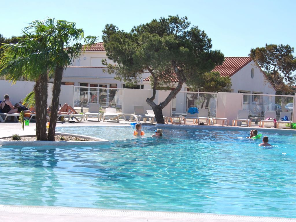 Vakantiepark Mas de Torreilles bevindt zich in de prachtige omgeving van Perpignan. Op het vakantiepark zijn vele faciliteiten, waaronder een zwembad. Het strand is te voet slechts 800m. van het vakan..