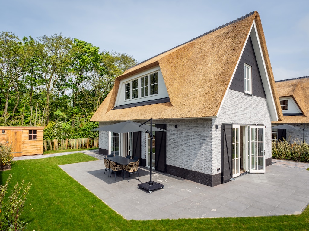 Nieuwe rietgedekte villa nabij het strand