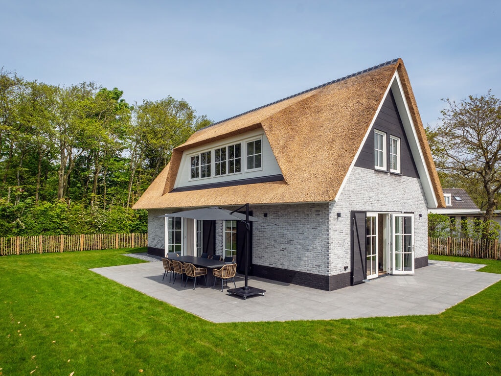 Nieuwe rietgedekte villa nabij het strand