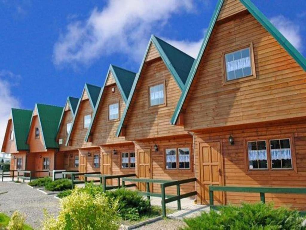 Houten huizen vlakbij het strand